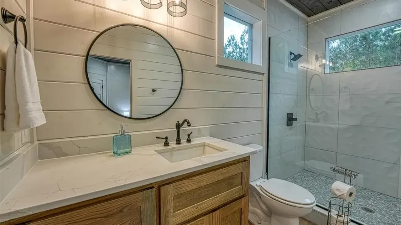 This Oklahoma Cabin Is a Dream for Families and Friends Seeking a Peaceful Wooded Escape (Floor Plan Inside)