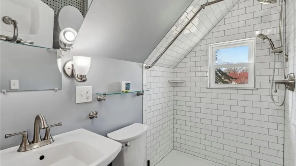 Bright and Stylish Bath Space