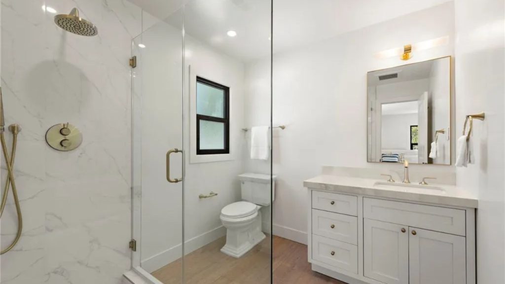 Bright Bath with Sleek Design