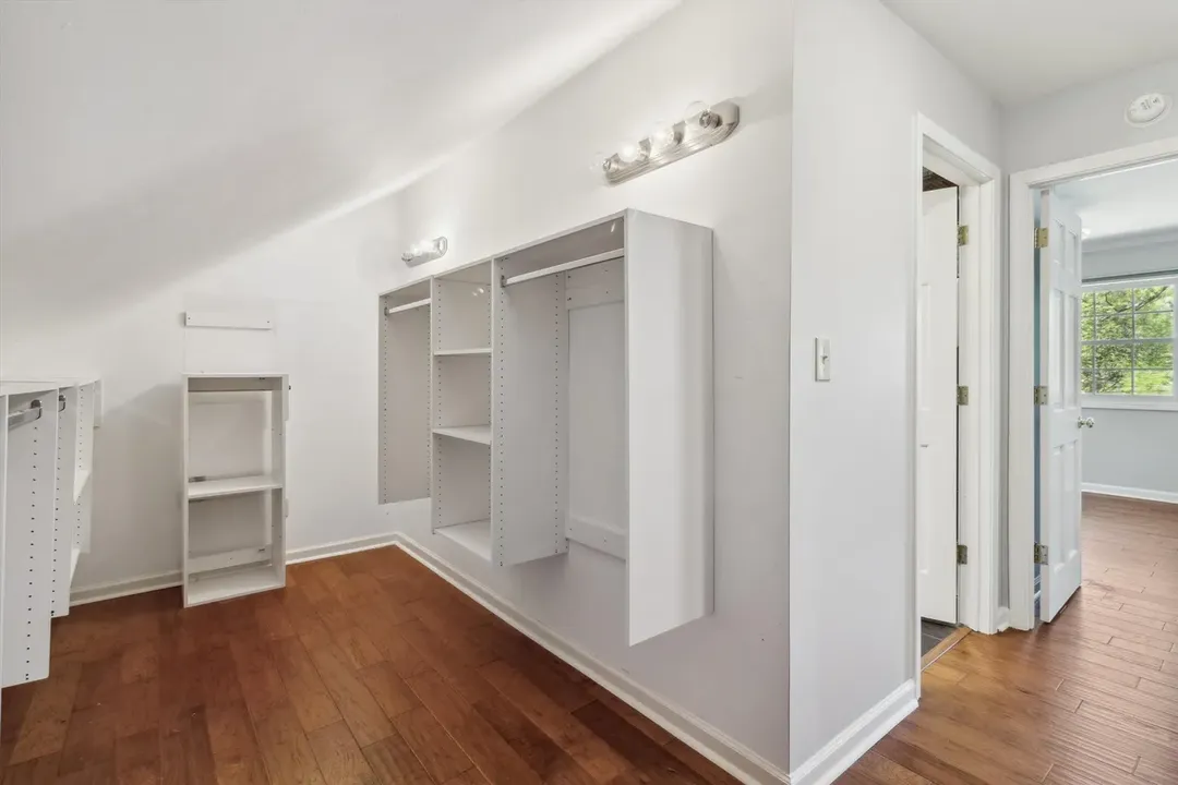 Explore This Delightful 3-Bedroom Colonial-Inspired Cottage Home in Elegant East End, Memphis (With Floor Plan)