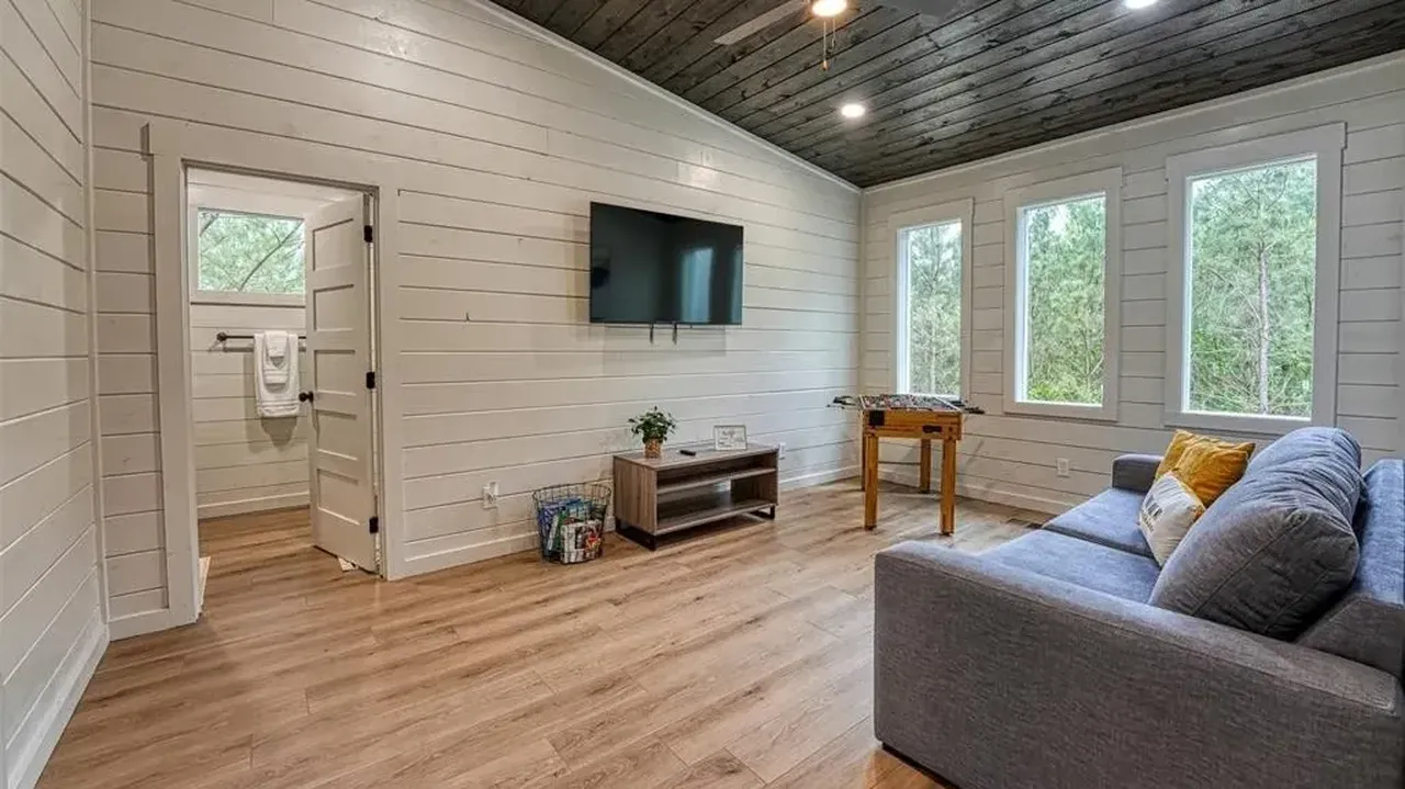 This Oklahoma Cabin Is a Dream for Families and Friends Seeking a Peaceful Wooded Escape (Floor Plan Inside)
