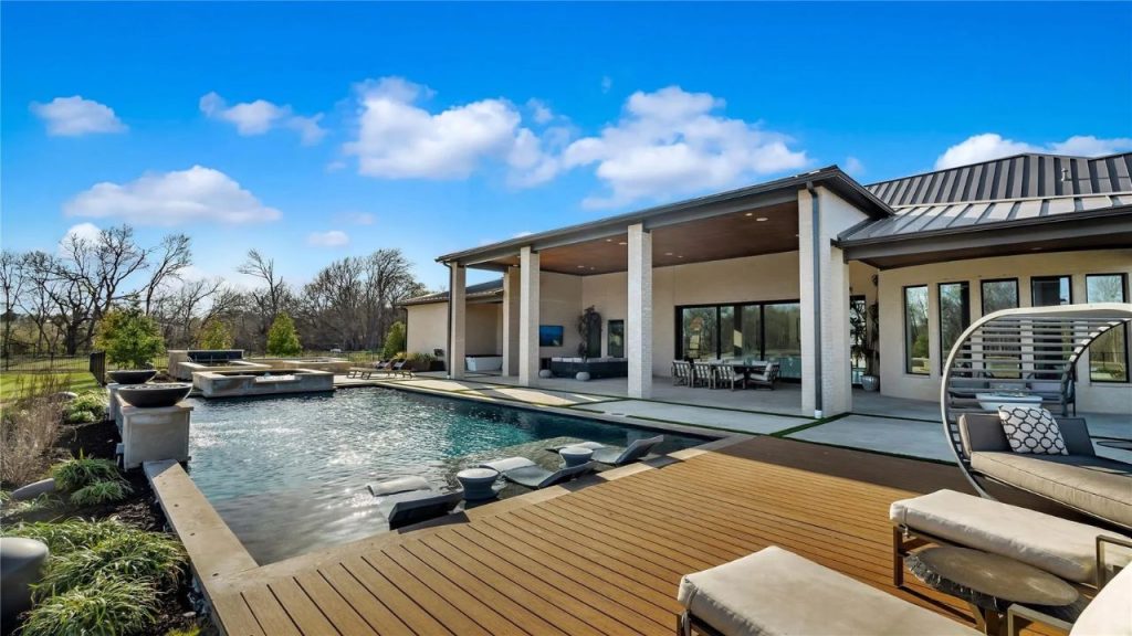 Resort-Inspired Backyard Escape