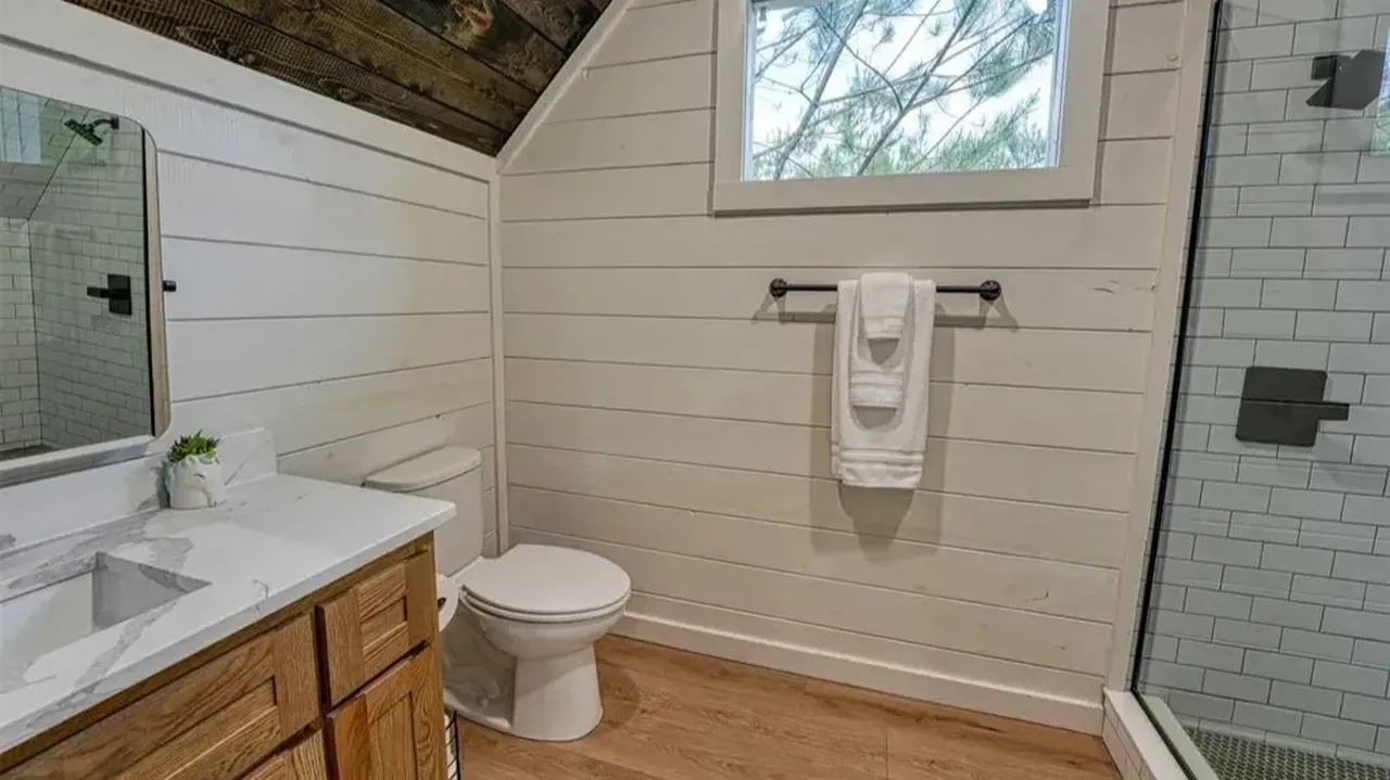 This Oklahoma Cabin Is a Dream for Families and Friends Seeking a Peaceful Wooded Escape (Floor Plan Inside)