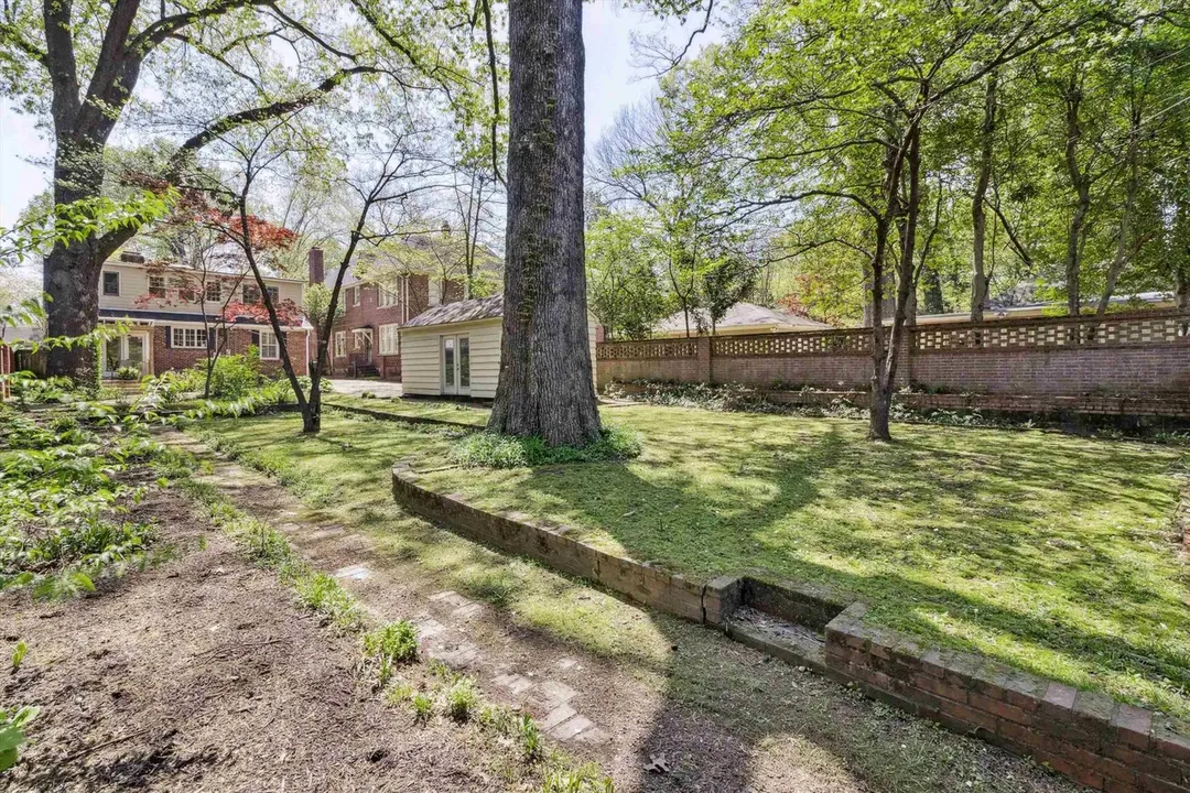 Explore This Delightful 3-Bedroom Colonial-Inspired Cottage Home in Elegant East End, Memphis (With Floor Plan)