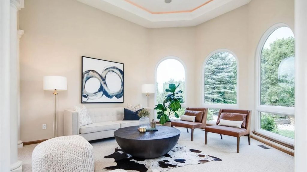 Elegant Living Room with Arched Windows
