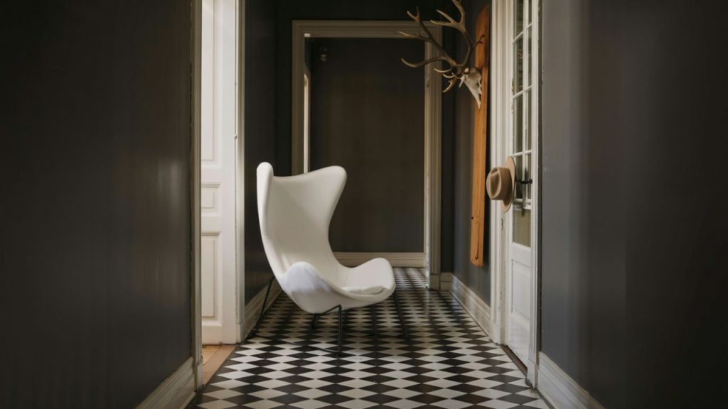 Using Too Many Dark Colors in your Hallway