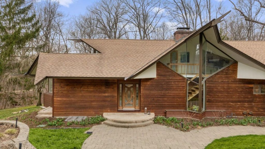 Striking Mid-Century Modern Retreat