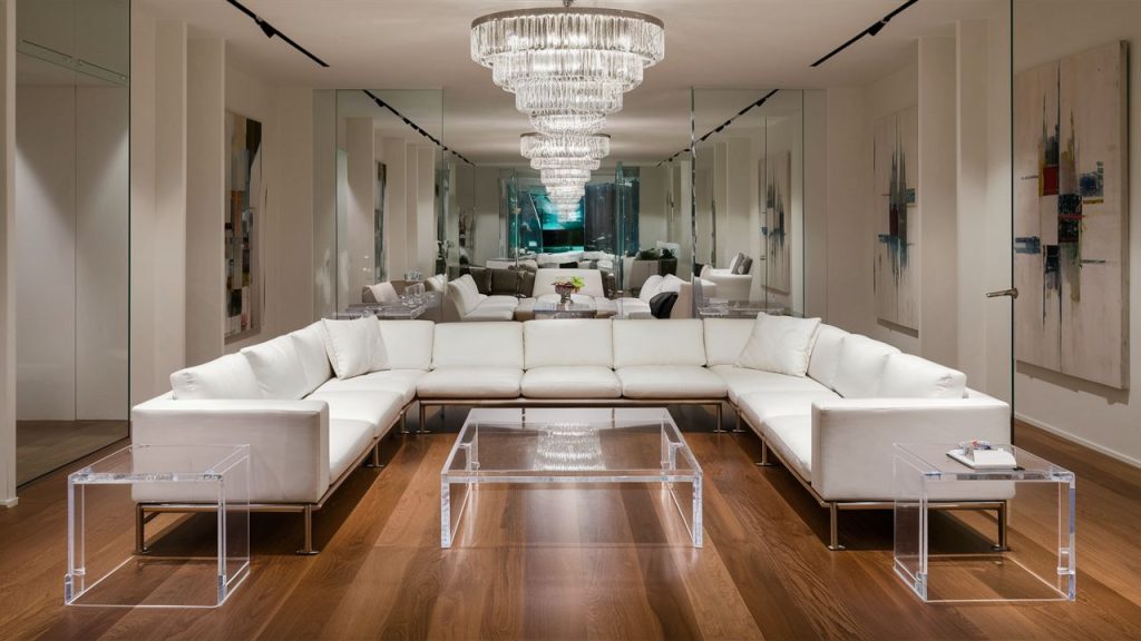 Y2K Trend of Clear Acrylic Furniture