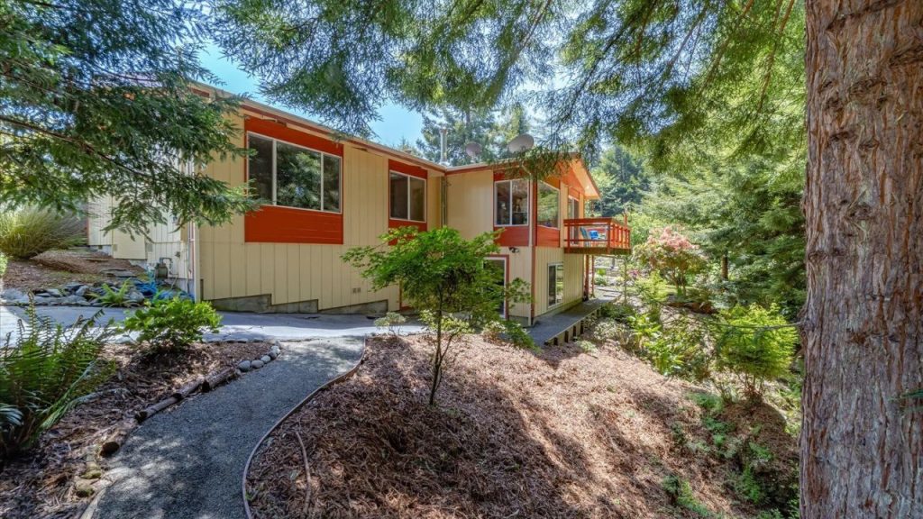 Woodland Escape with Wraparound Views