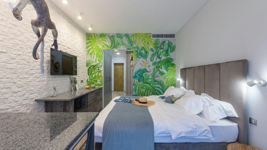 Overly Themed Rooms (Especially With Wall Murals)