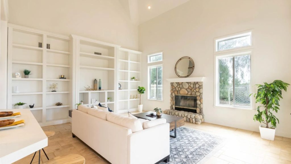 Light-Filled Modern Gathering Room