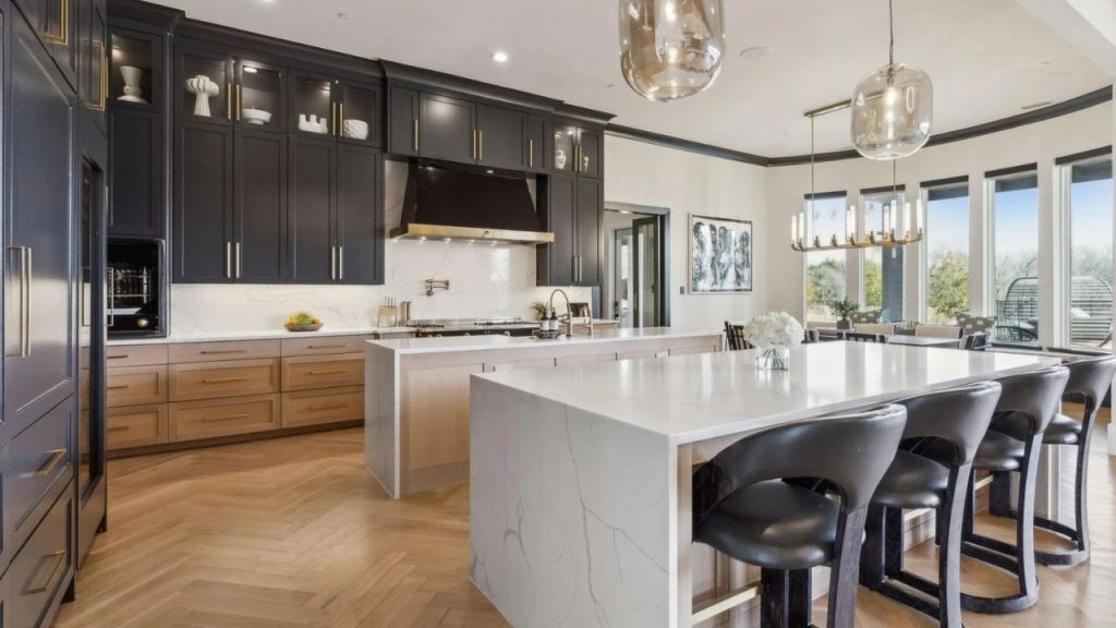 Chef's Kitchen with Oversized Island