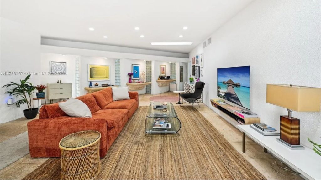 Stylish Living with Retro Vibes