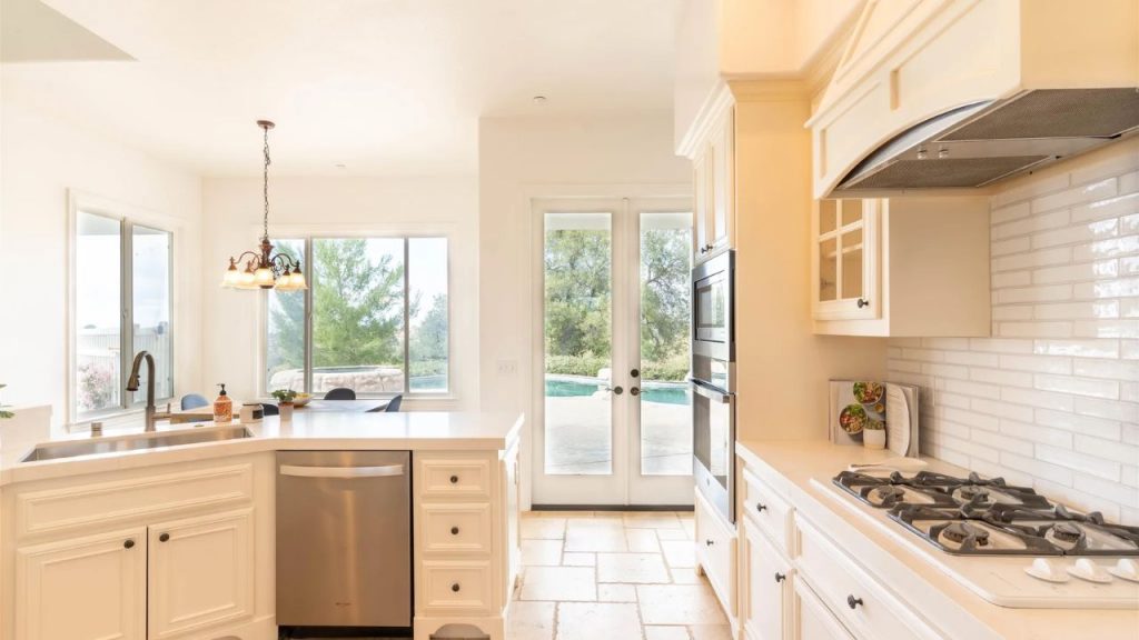 Elegant, Light-Filled Culinary Space