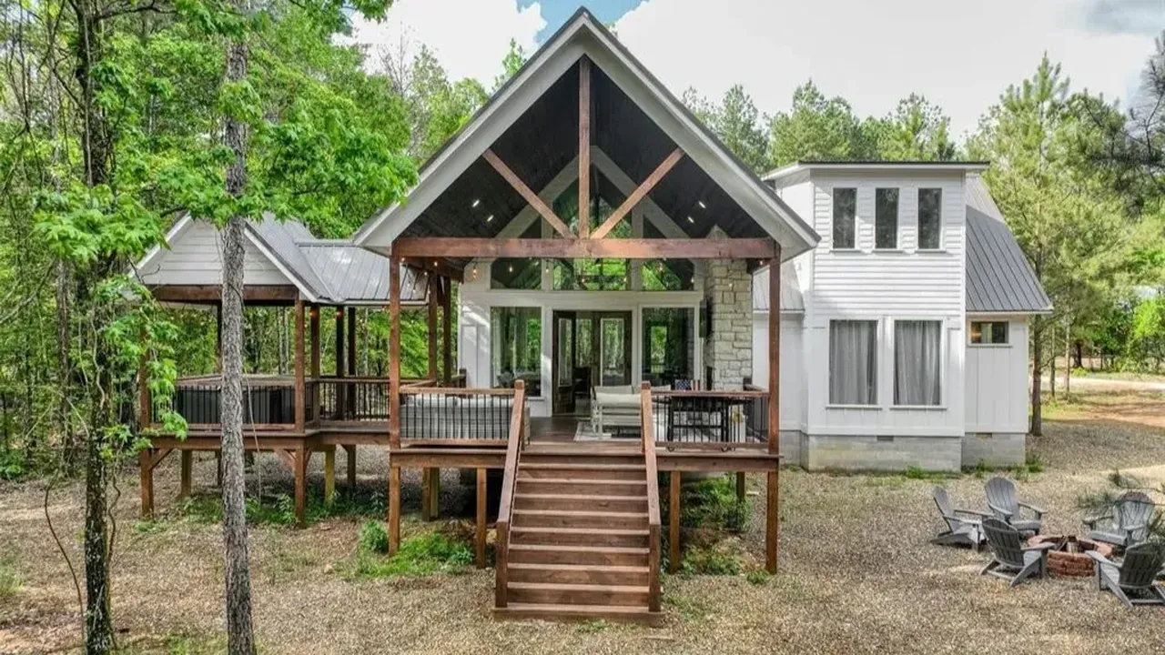 This Oklahoma Cabin Is a Dream for Families and Friends Seeking a Peaceful Wooded Escape (Floor Plan Inside)