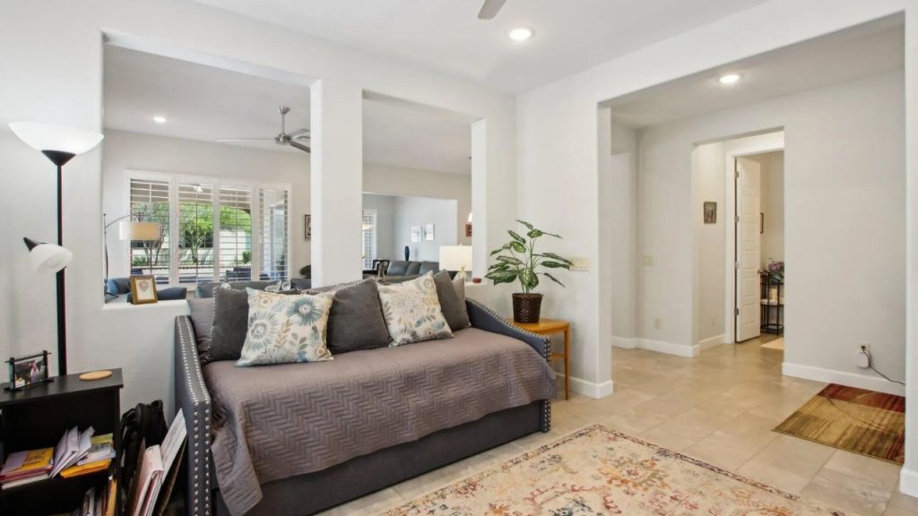 Versatile Office with Open Design