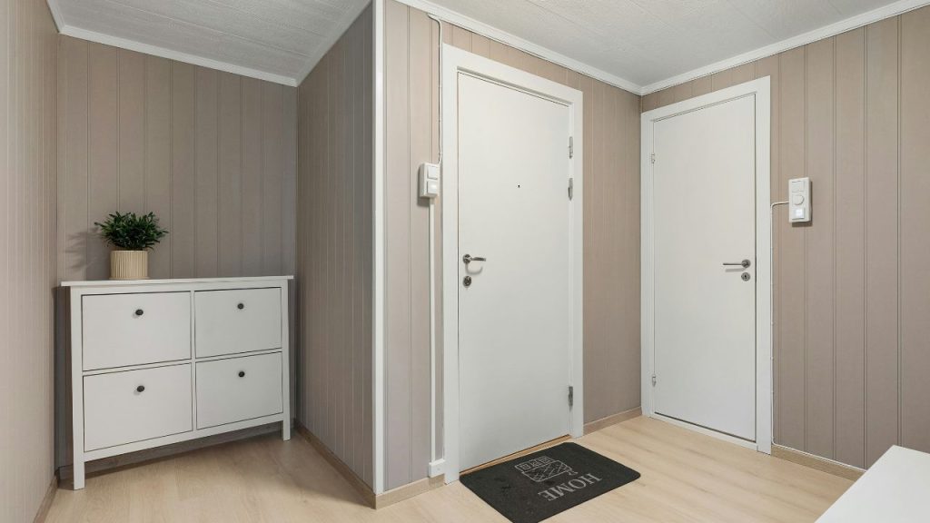 Foyer with No Mirror in Sight