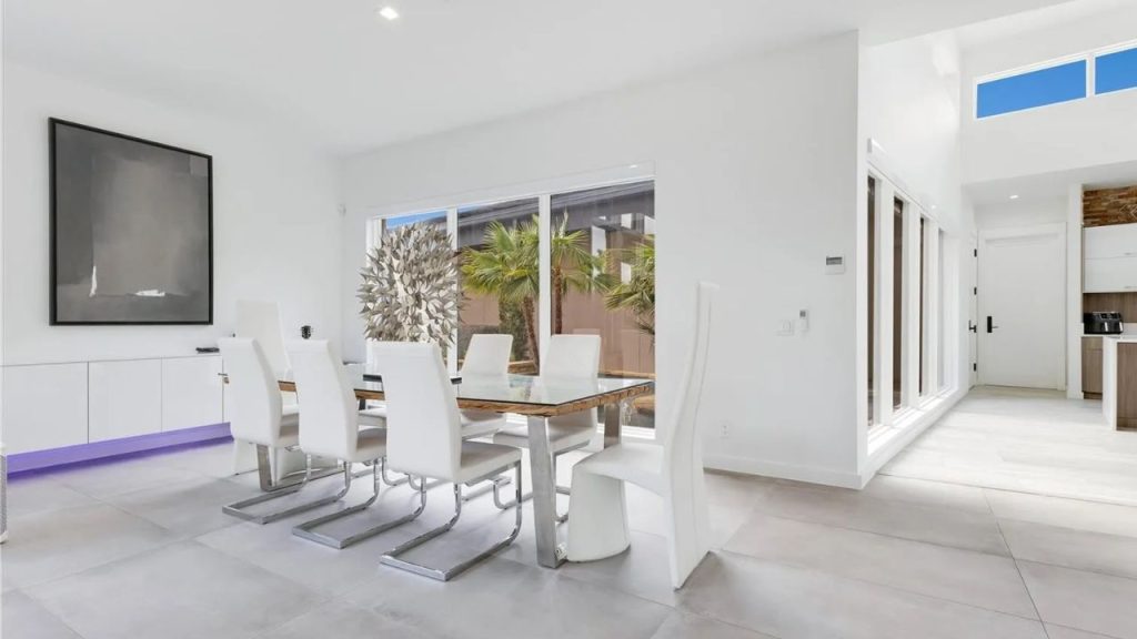 Elegant Dining with Modern Flair
