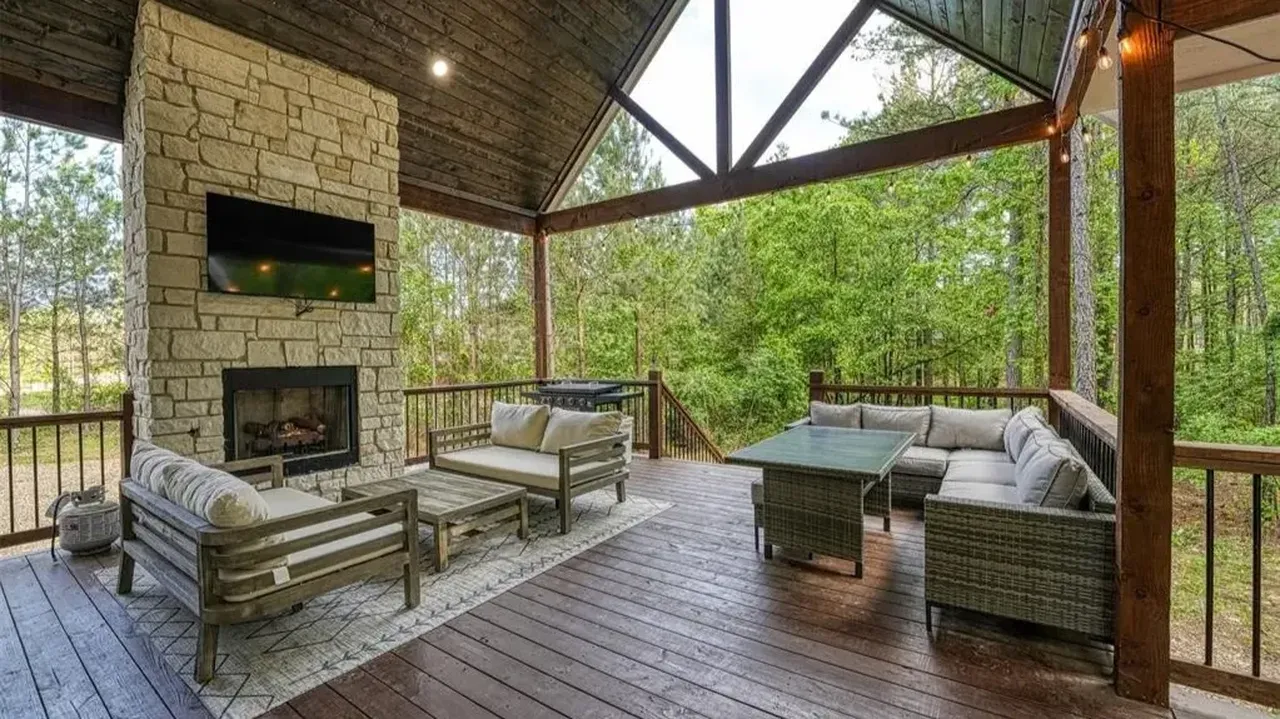 This Oklahoma Cabin Is a Dream for Families and Friends Seeking a Peaceful Wooded Escape (Floor Plan Inside)