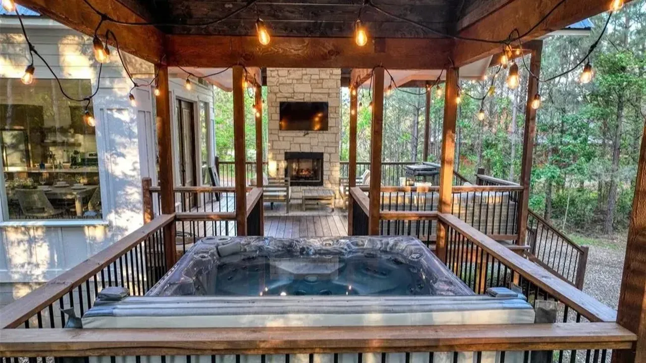 This Oklahoma Cabin Is a Dream for Families and Friends Seeking a Peaceful Wooded Escape (Floor Plan Inside)