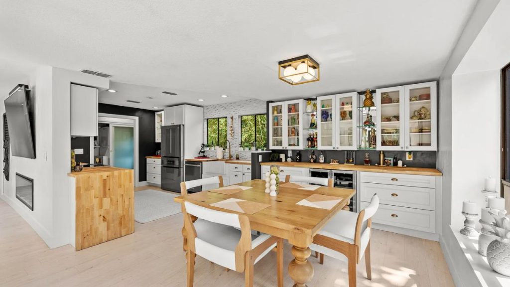 Open Dining with Built-In Bar