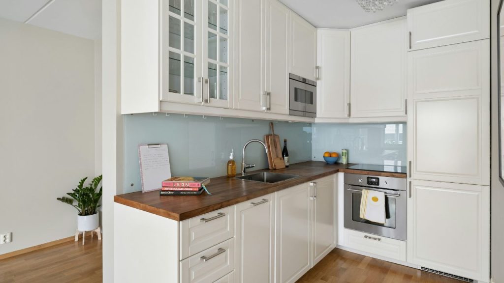 Kitchen that Streamlines a Color Palette