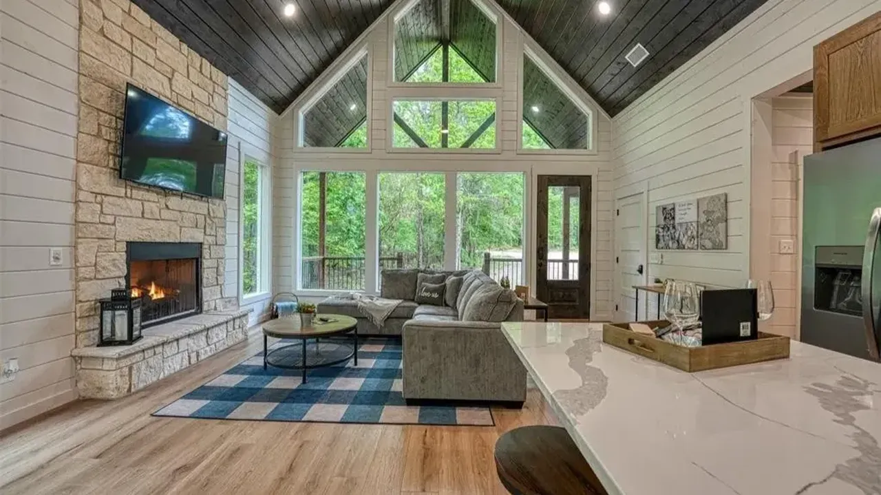 This Oklahoma Cabin Is a Dream for Families and Friends Seeking a Peaceful Wooded Escape (Floor Plan Inside)