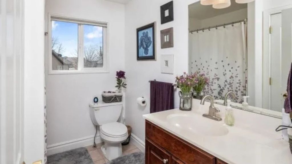 Bright and Inviting Guest Bathroom