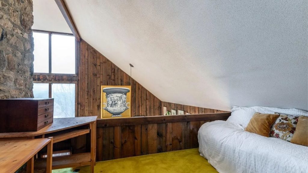 Woodsy Loft with Cozy Vibes