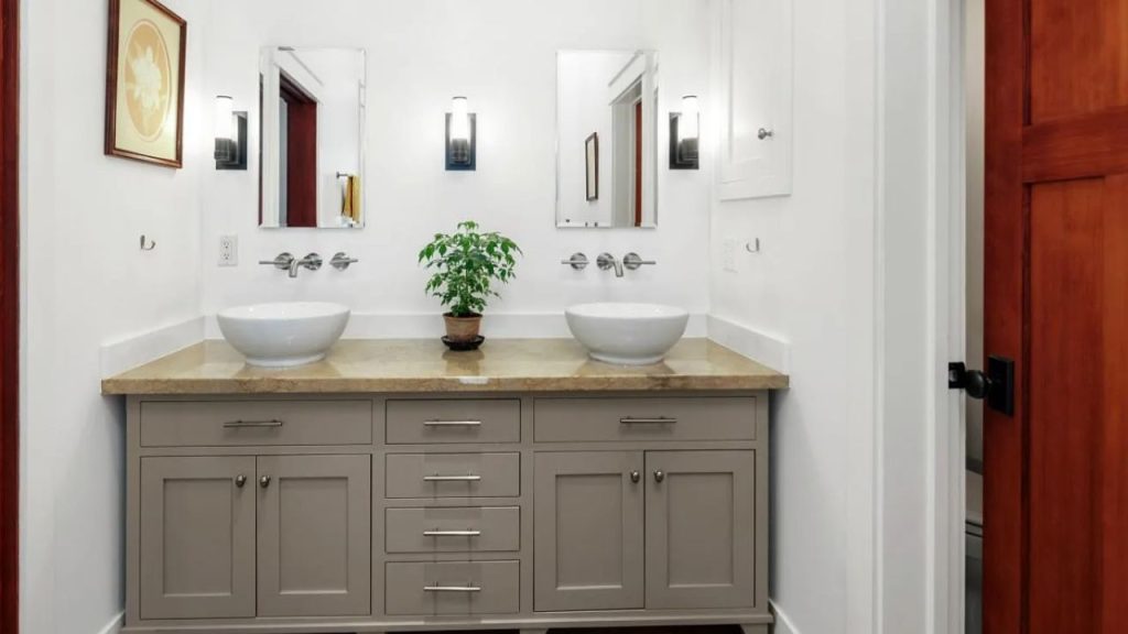 Bright and Modern Bath Space