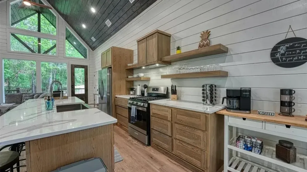 This Oklahoma Cabin Is a Dream for Families and Friends Seeking a Peaceful Wooded Escape (Floor Plan Inside)