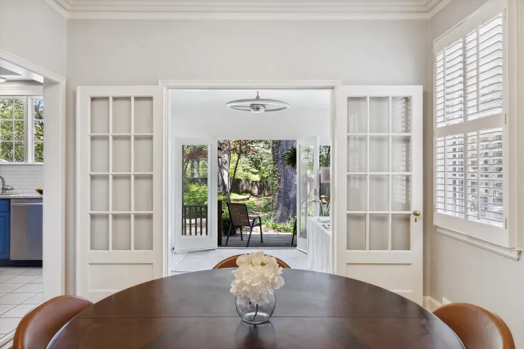 Explore This Delightful 3-Bedroom Colonial-Inspired Cottage Home in Elegant East End, Memphis (With Floor Plan)