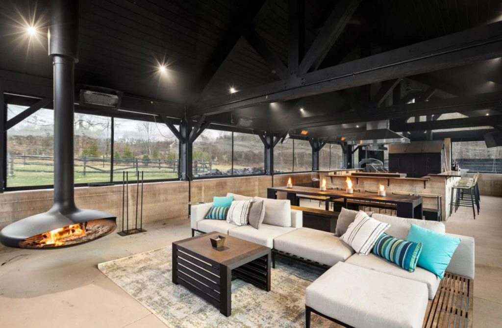 Lounge with a Contemporary Twist