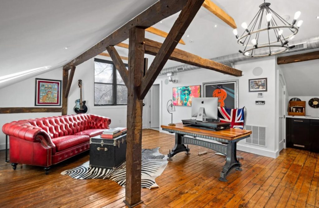  Home Office with a Vintage Vibe