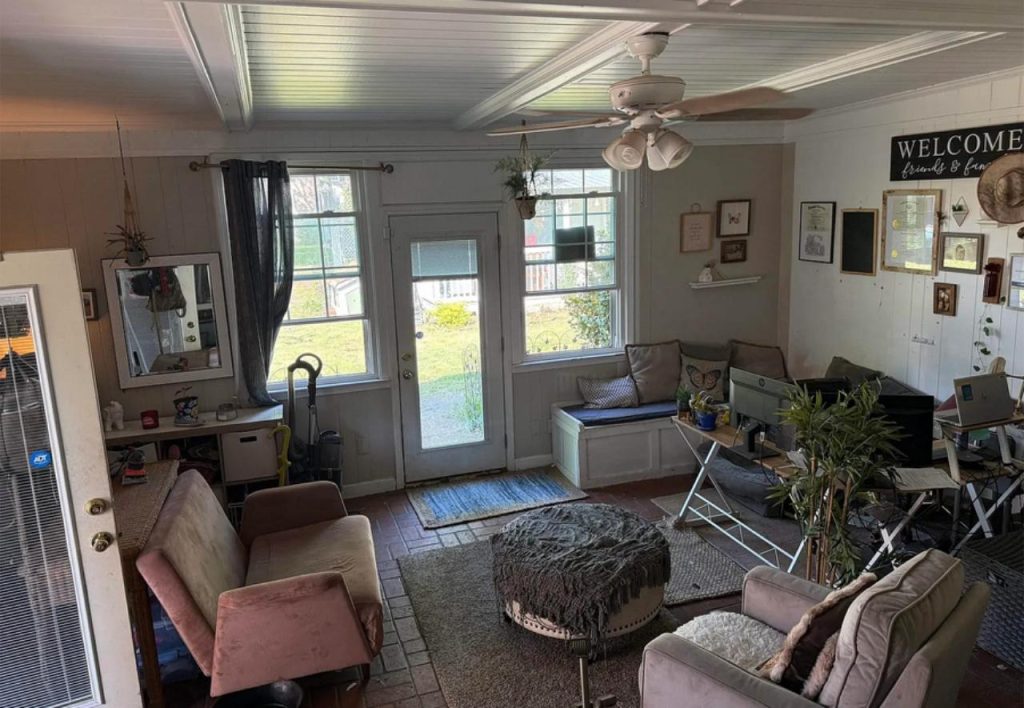Charming Cozy Living Space with a Warm Welcome

