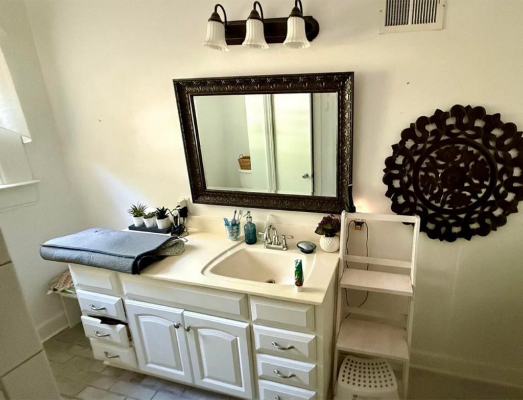 17.Bright and Elegant Bathroom Vanity