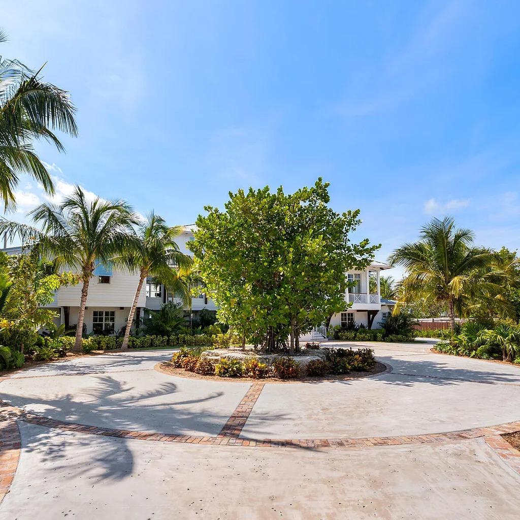 Courtyard of Dave Portnoy’s Former FL Home