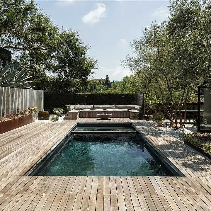Pool of Sarah Paulson’s Former CA Home