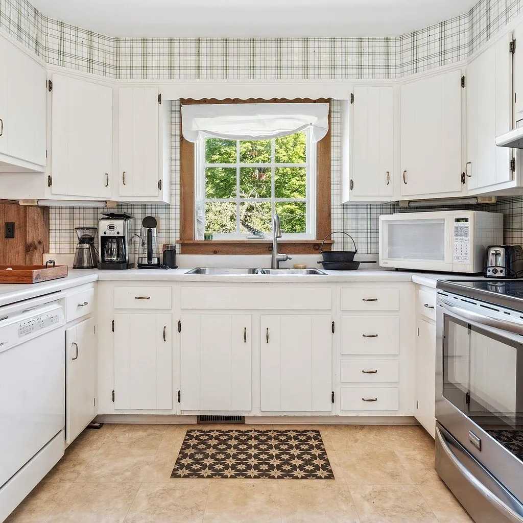 Kitchen in Ghislaine Maxwell NH Hideaway