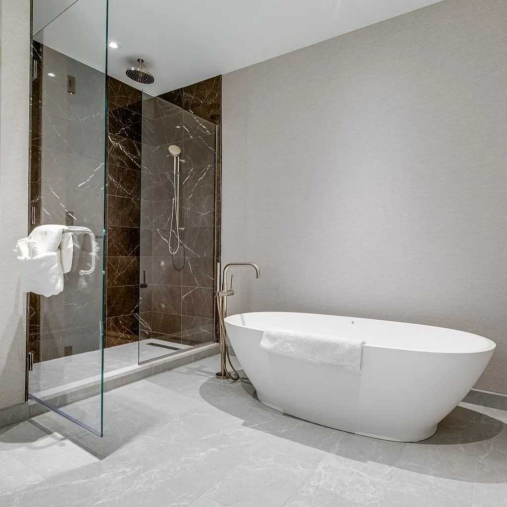 Soaking Tub Area in Jay Cutler’s Former Nashville Condo