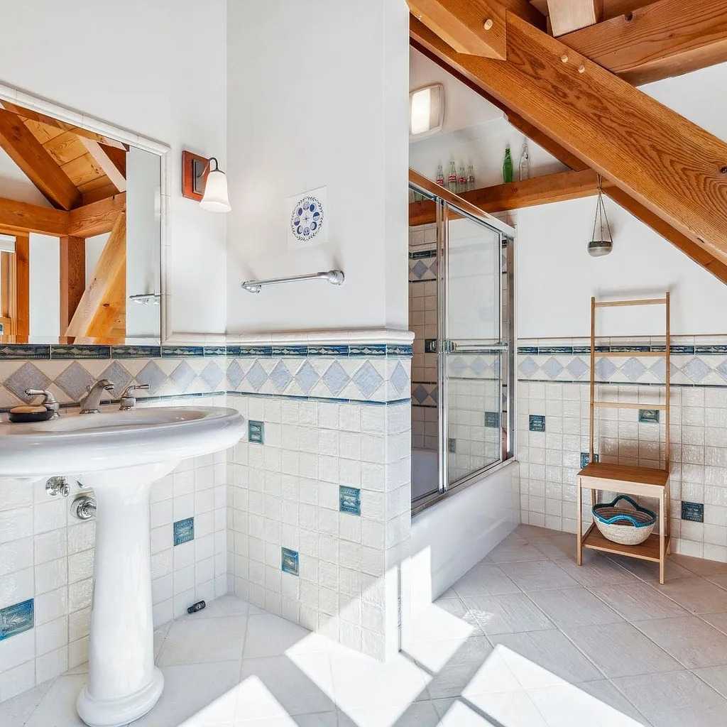 Bathroom in Ghislaine Maxwell NH Hideaway