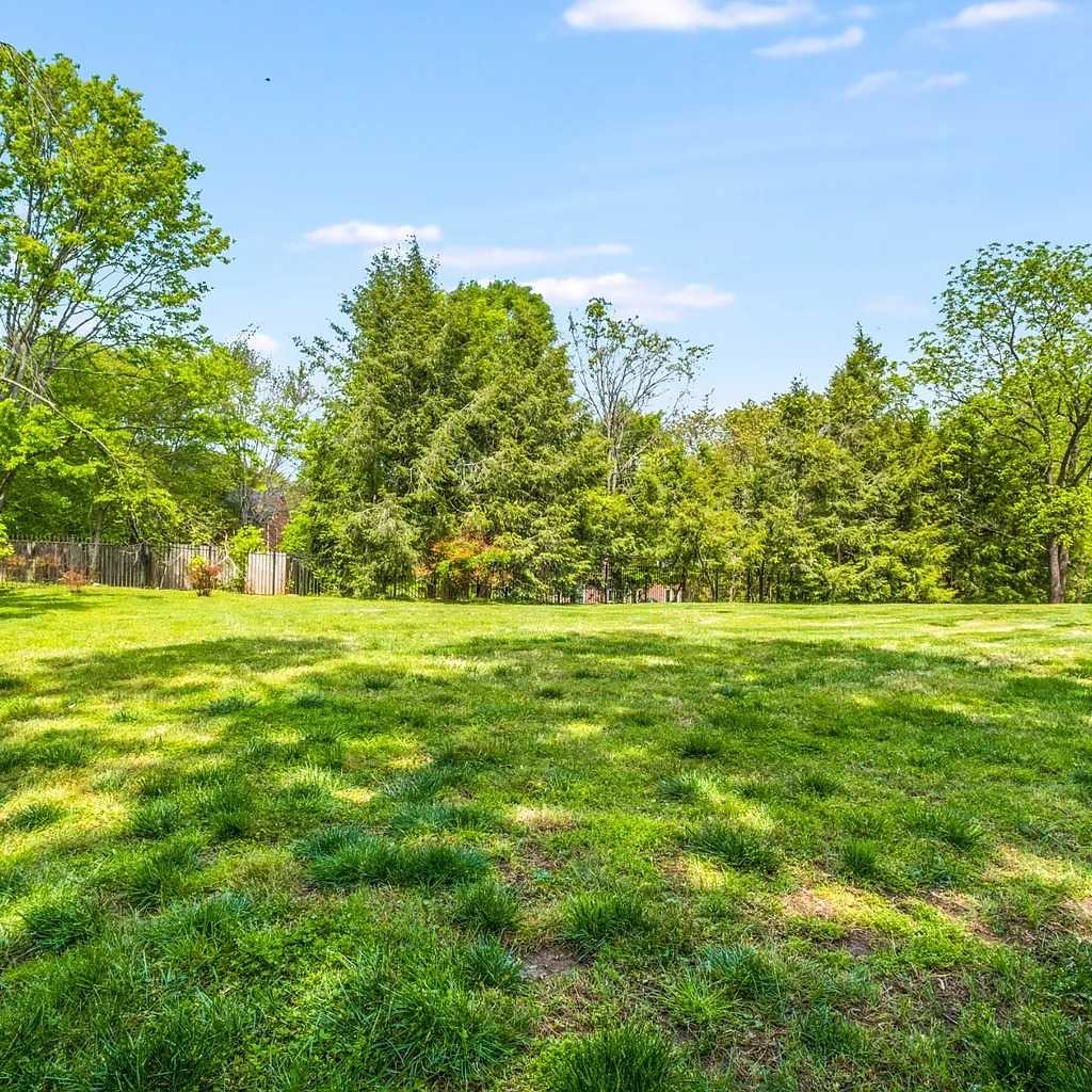 Backyard Lawn of Trisha Yearwood’s Former TN Home