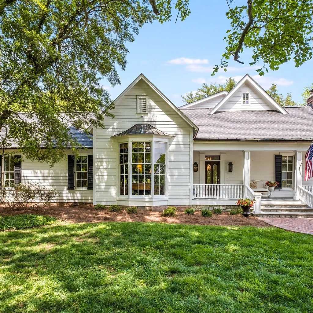 Cottage Façade of Trisha Yearwood’s Former TN Home