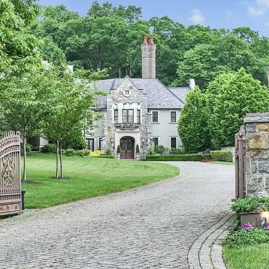 Entrance of Teresa Giudice and Luis Ruelas’ NJ Home