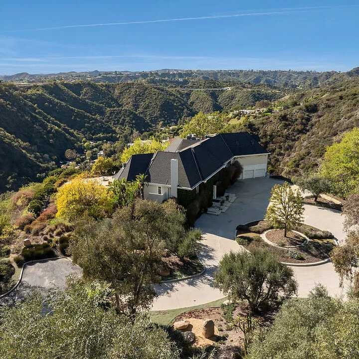 Driveway of Heather Dubrow’s Former CA Home