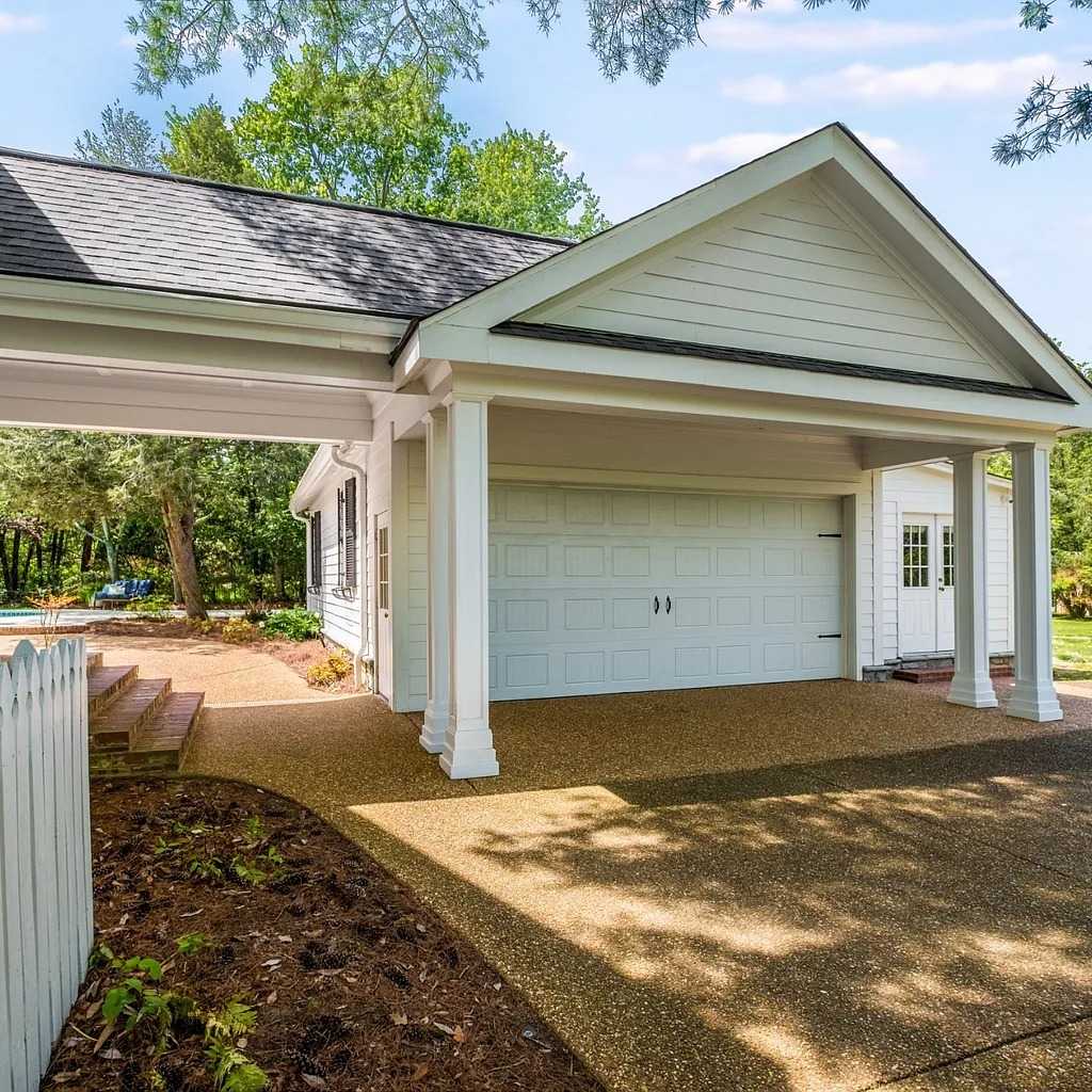 Carport and Garage of Trisha Yearwood’s Former TN Home