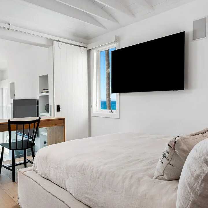 Bedroom in Leonardo DiCaprio’s CA Home