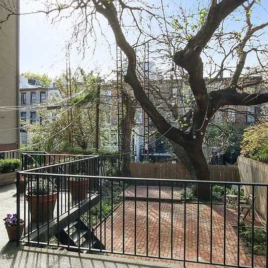 Courtyard of Daniel Craig and Rachel Weisz’s NYC Home