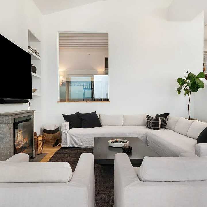 Lounge Seating in Leonardo DiCaprio’s CA Home