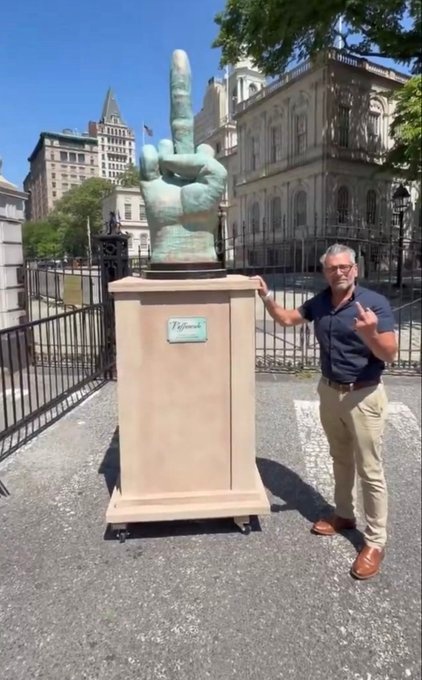 middle finger statue